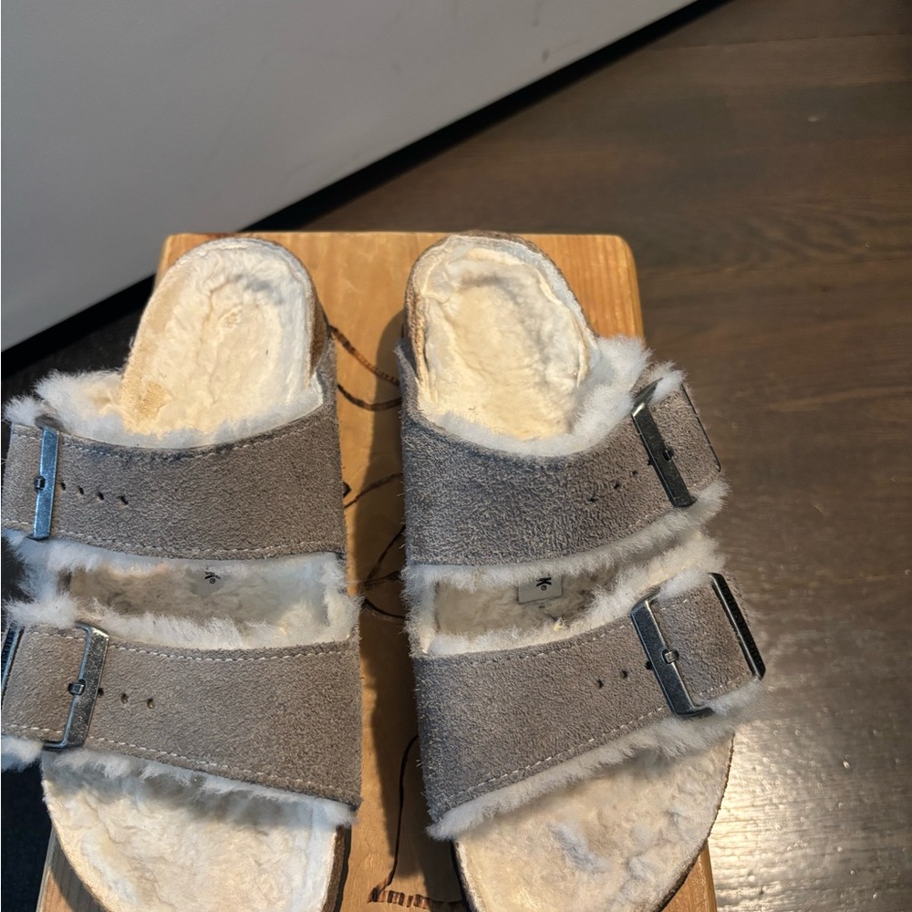 Birkenstock Arizona Shearling in Stone Coin